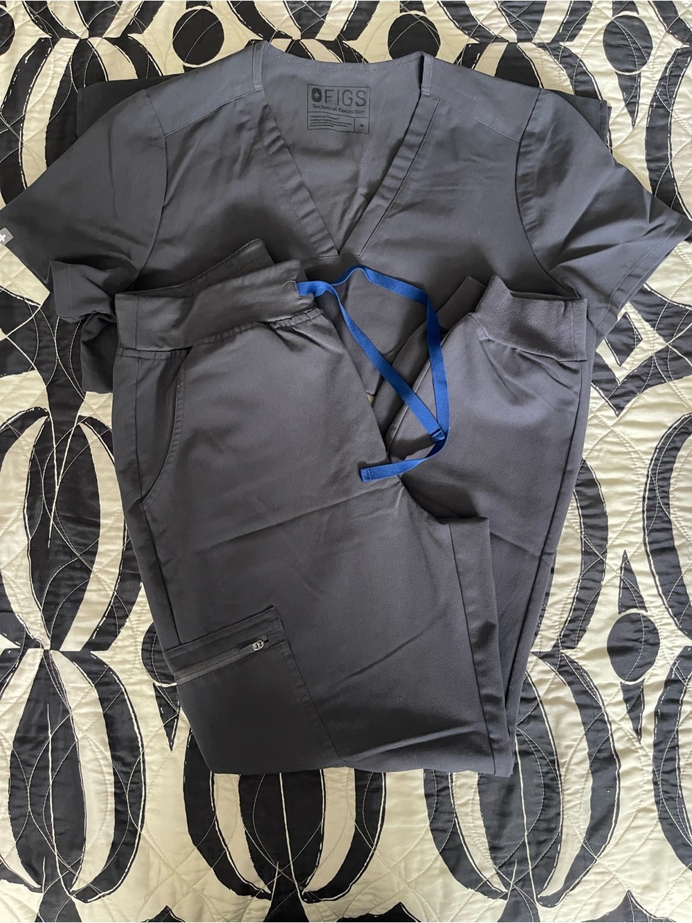 FIGS Charcoal Scrub Set Women’s Medium Casma Top & Zamora Joggers